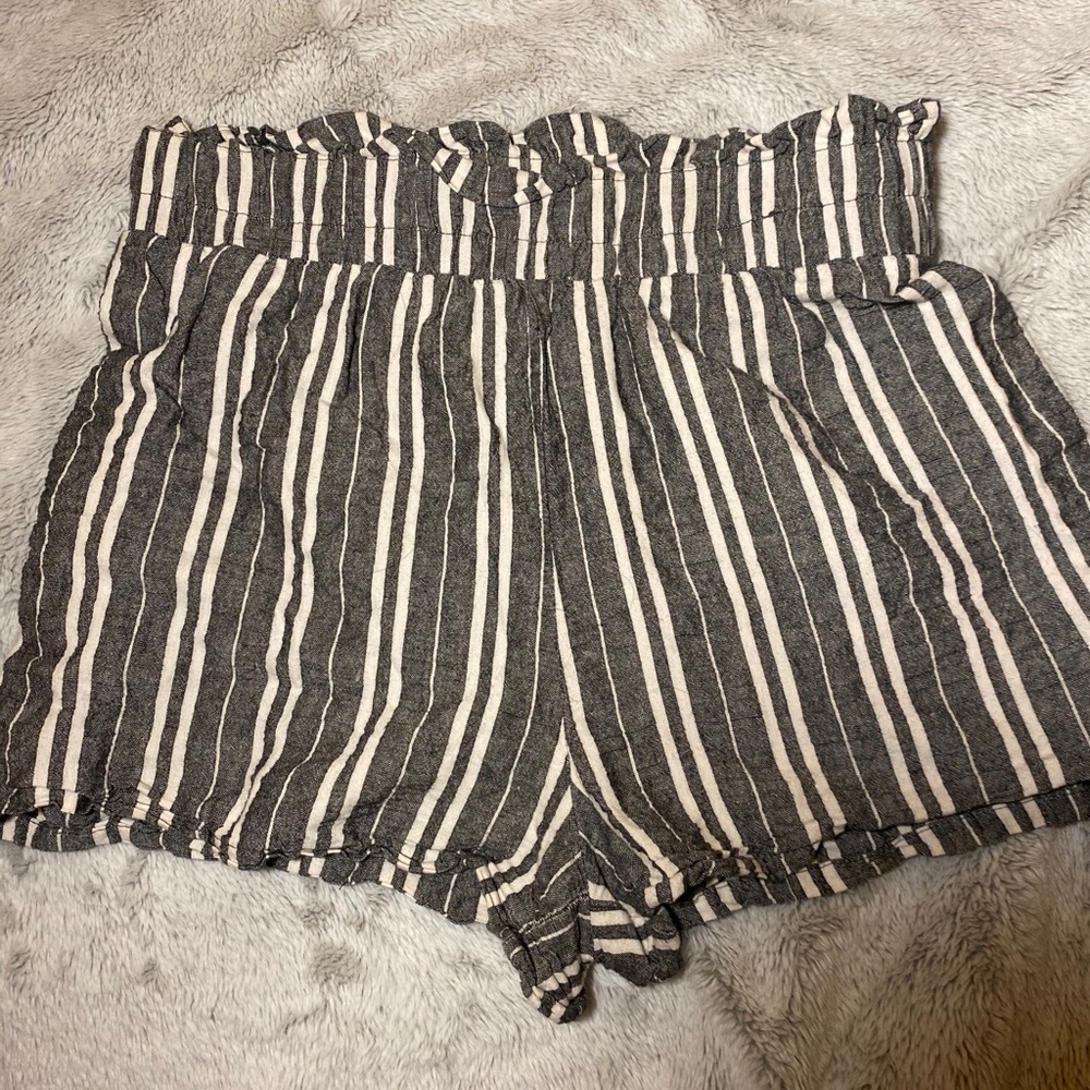 grey & white old fashion ruffle shorts.